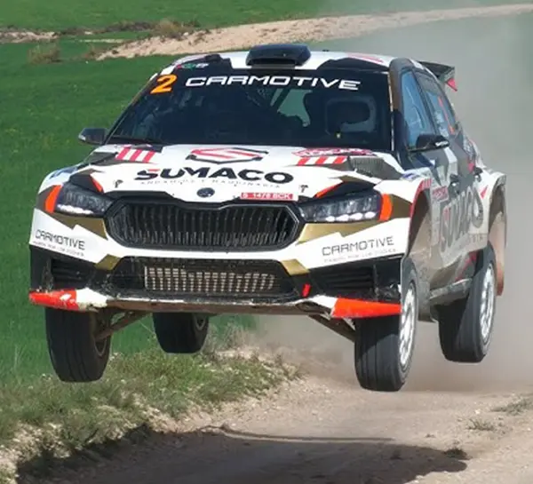 Coche de rally en competición como disciplina de resistencia y concentración