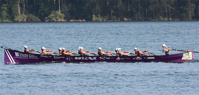 Equipo de remo La Sotera compitiendo en regata de resistencia